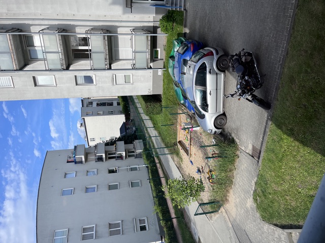 Widok z okna na spokojną, zieloną okolicę Kurdwanowa w Krakowie